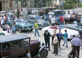 El público curiosea entre los coches clásicos e históricos en el encuentro celebrado en 2014.