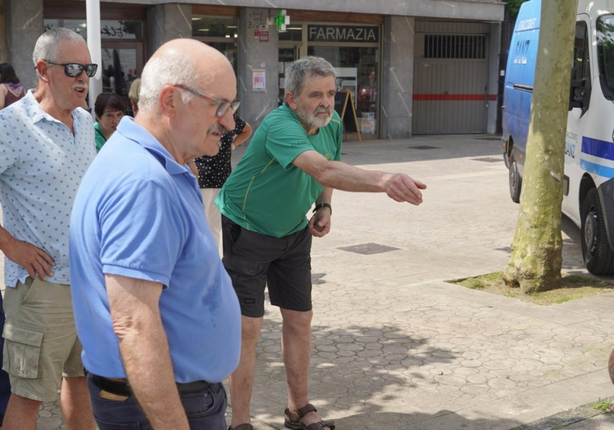 Udako tenperaturarekin ospatu zituzten atzoko Azintzio jaietako ekitaldiak Legorretan