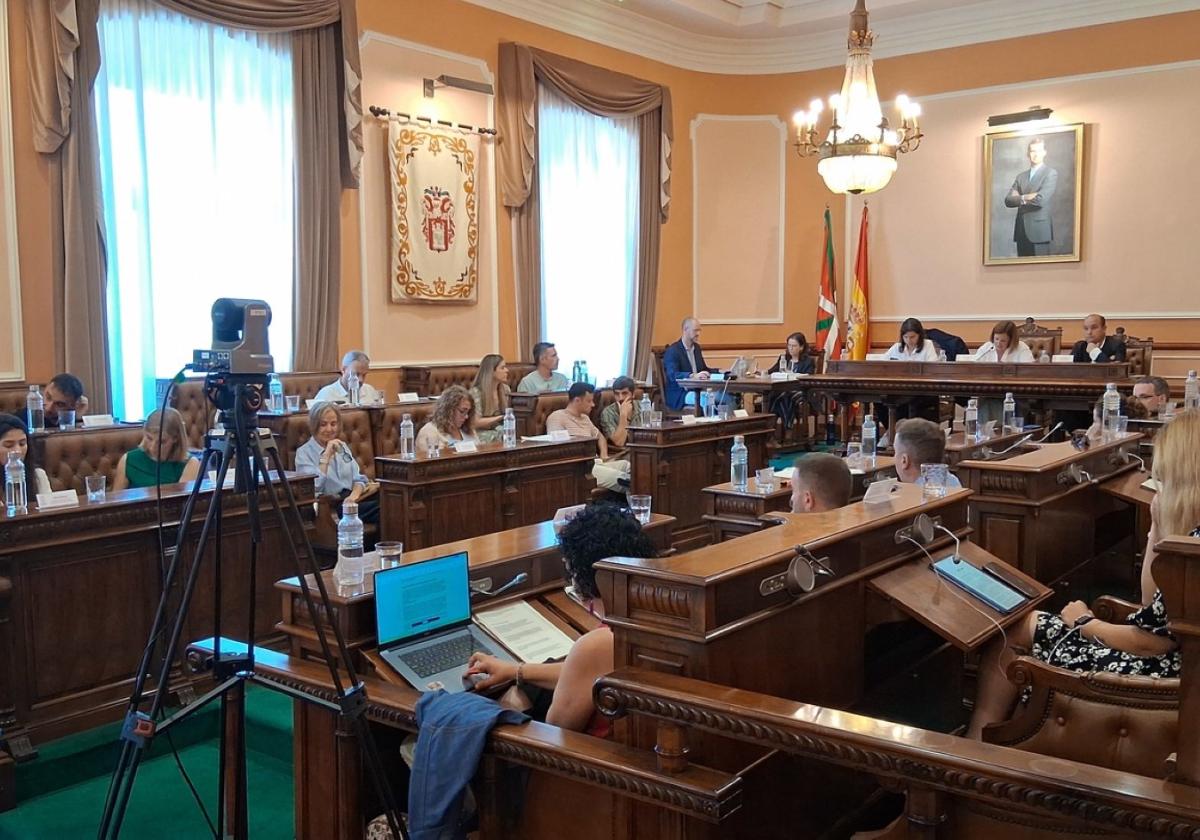 La sesión plenaria de ayer, con quince puntos en el orden del día, se prolongó durante cinco horas y media.
