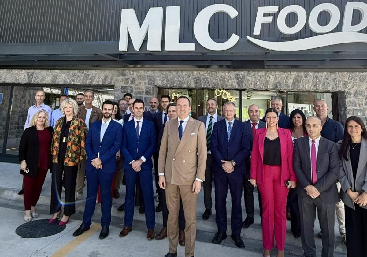 Todo el equipo de la empresa de MLC posa frente al hotel y el restaurante.