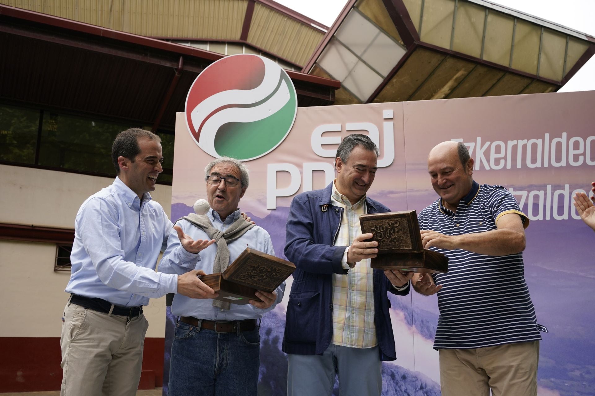 Las imágenes del homenaje a Ortuzar