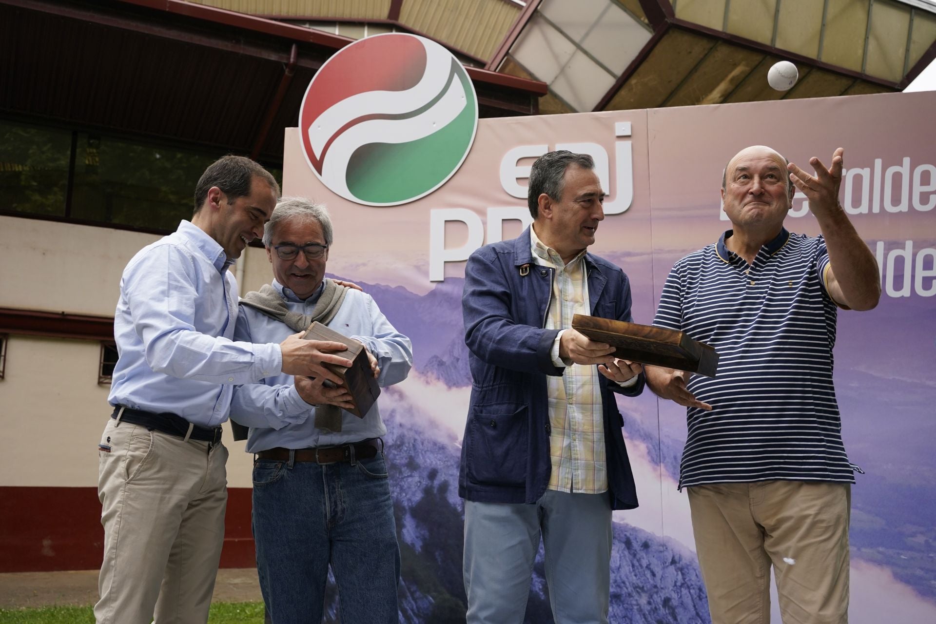Las imágenes del homenaje a Ortuzar