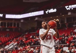 Khadija Faye en un partido durante su etapa en el Texas Tech.