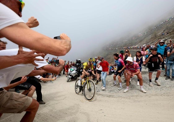Simon Yates, en una de las curvas finales de la Finestre.