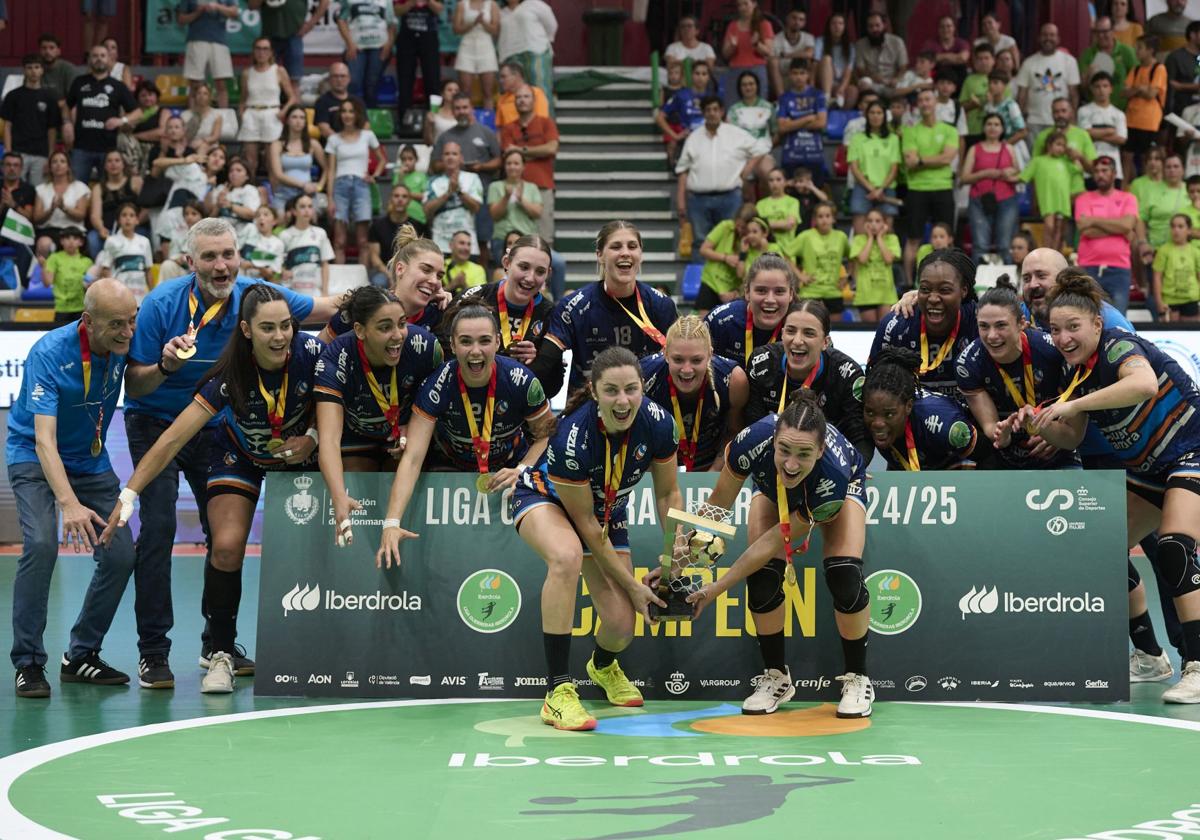 Las jugadoras del Bera Bera celebran el título de liga,