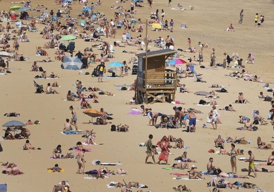 Las torretas de los socorristas ya están colocadas en las tres playas.