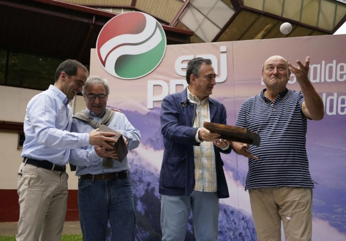 El PNV homenajea a Ortuzar: «Hemos sido un eslaboncito en la cadena»