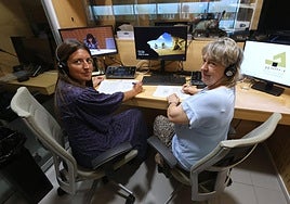 Amagoia Lizaso y Miren Irigoien, en la cabina de traducción de las Juntas Generales de Gipuzkoa.