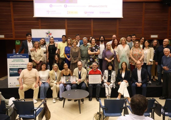 Foto de familia de víctimas de ETA junto al equipo de la película 'La infiltrada'