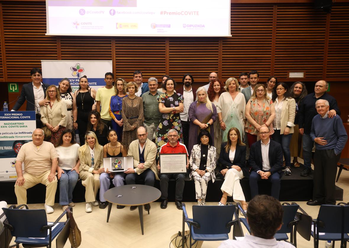 Foto de familia de víctimas de ETA junto al equipo de la película 'La infiltrada'