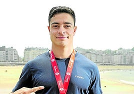 Antón Legorburu posa en el Náutico con la medalla de plata lograda en el Mundial de rugby Seven en Los Ángeles. lobo altuna