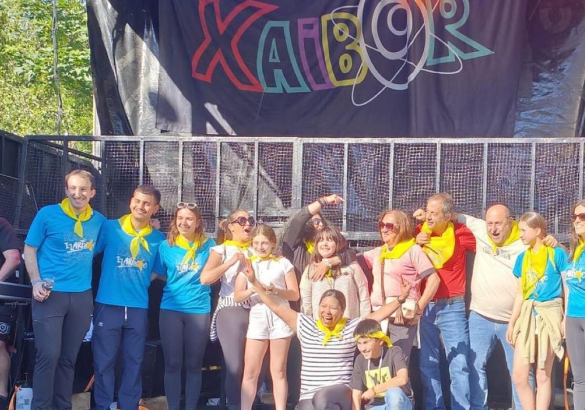 Tres generaciones unidas en La Salle compitiendo en un concurso de paellas