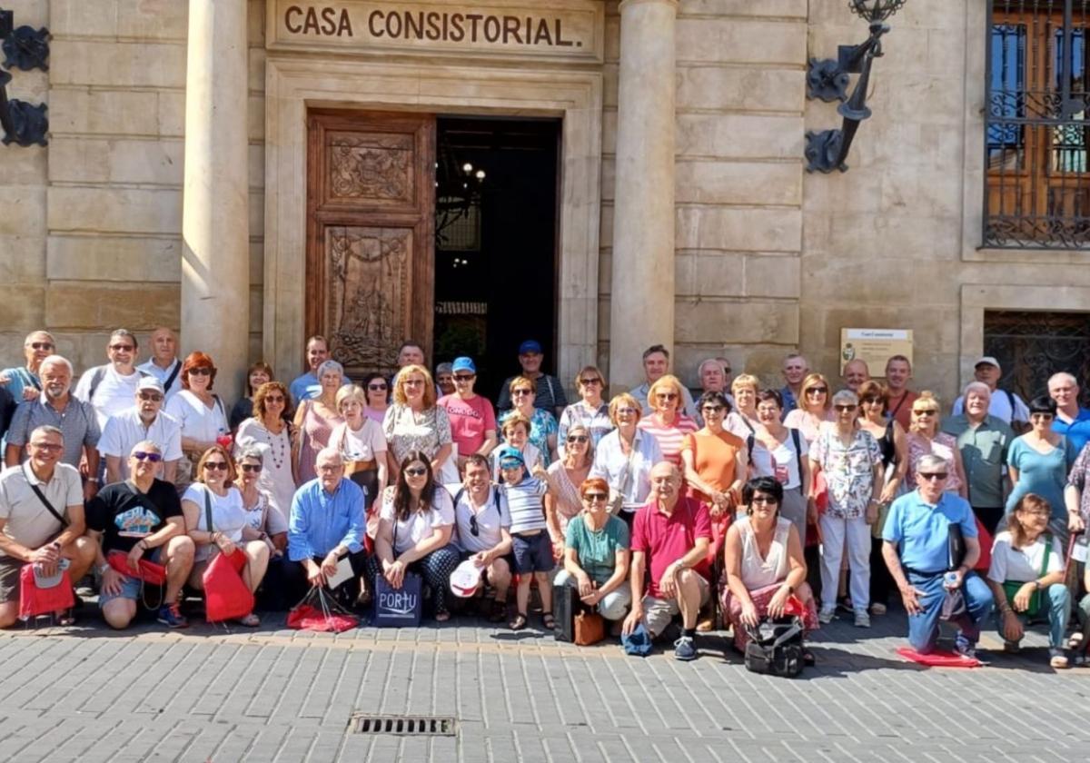 Los integrantes de Oñati Abesbatza aprovecharon la visita a Caspe para realizar la tradicional foto de grupo.