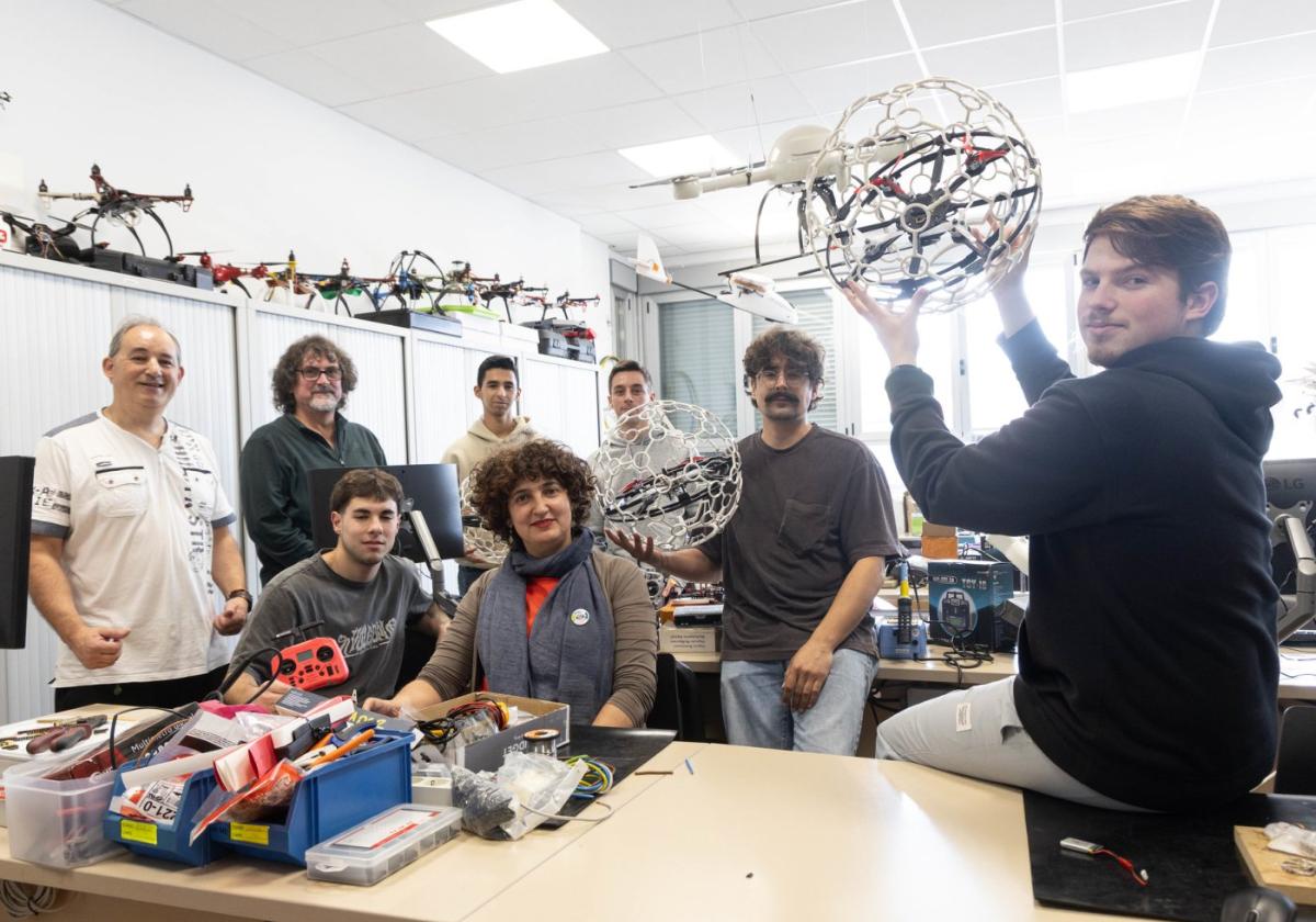 Cinco alumnos del Instituto Bidasoa prueban el 'drone soccer' en Bolonia