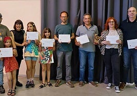 Premiados del Rally fotográfico de Primavera junto a miembros de la organización, el jueves.