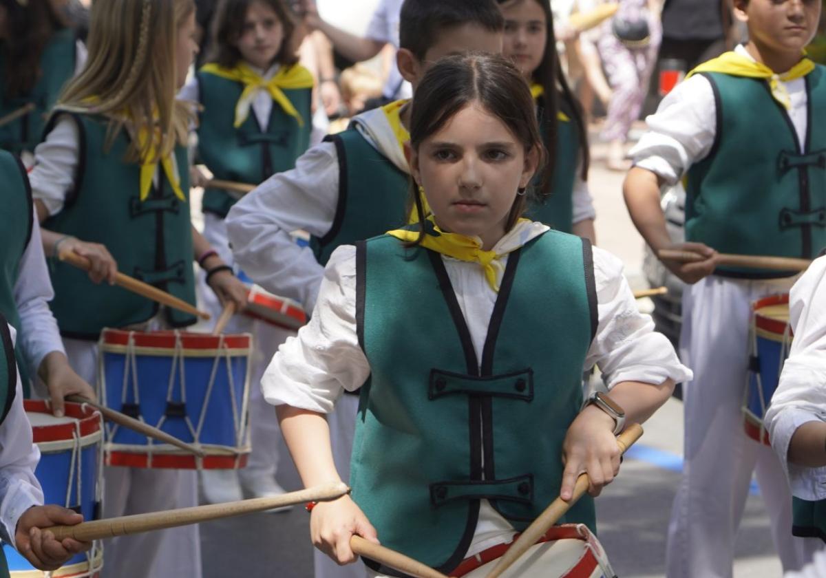 Los niños hicieron sonar fuerte sus tambores y barriles durante el desfile que recorrió las calles del municipio.