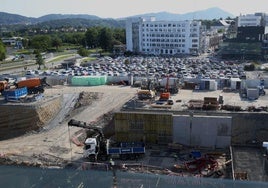 Vista de la parcela donde se construye la protonterapia. Detrás, el actual parking y el Hospital Donostia.