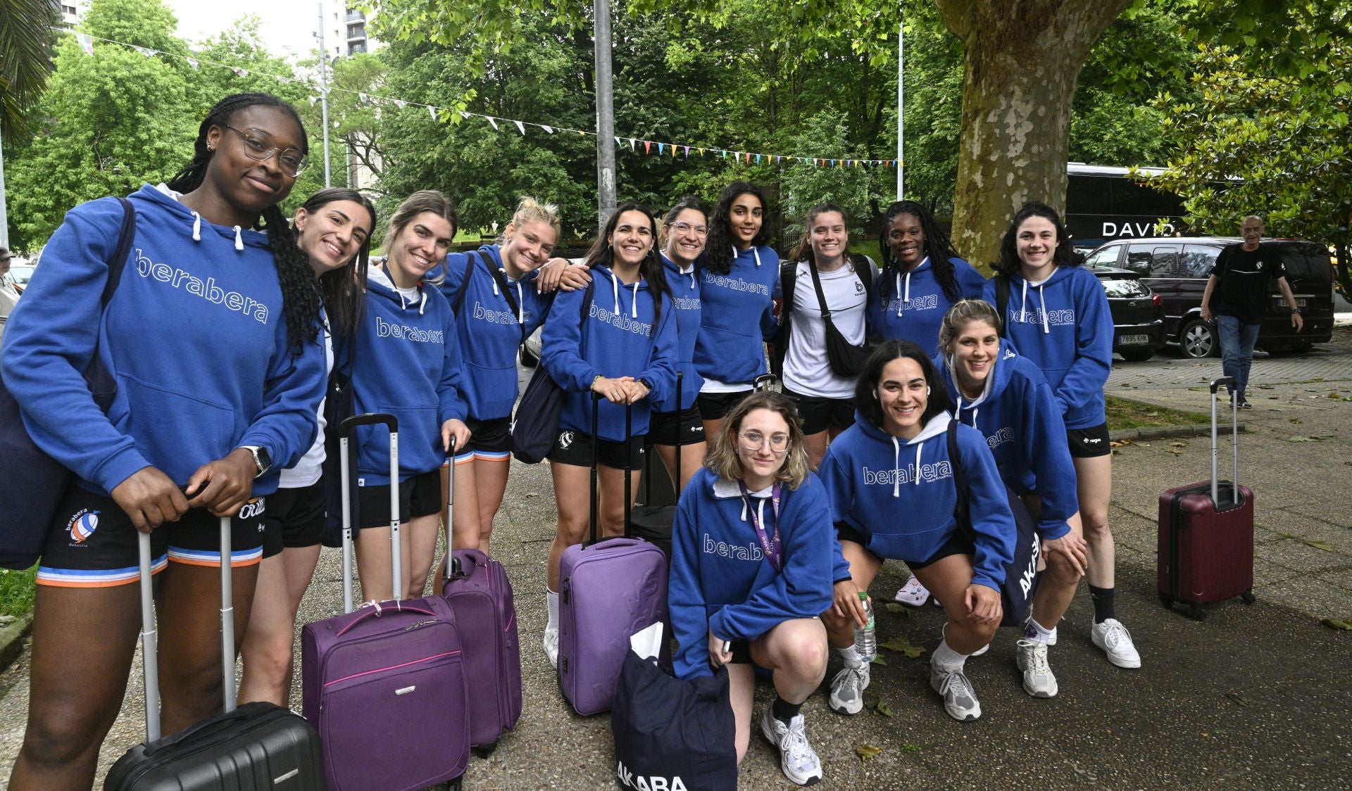 La plantilla esta tarde a su llegada a Bidebieta.