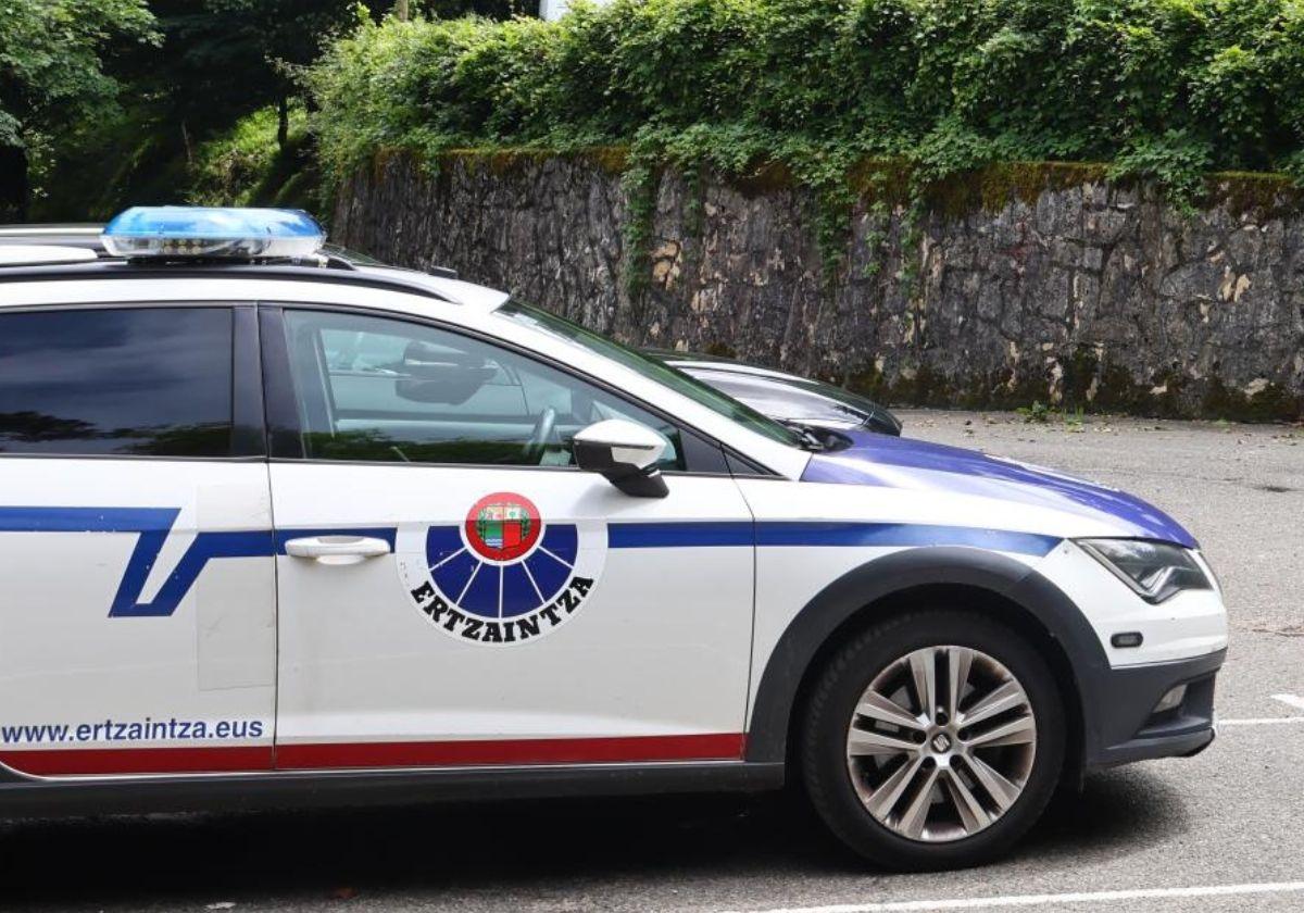 Imagen de archivo de un vehículo policial de la Ertzaintza.