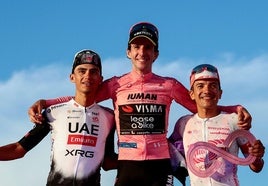 Isaac del Toro, Simon Yates y Richard Carapaz, en el podio final del Giro de Italia.