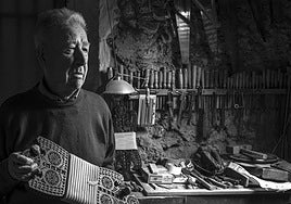 Artesano. Jose Alonso 'Pepe', una de las últimas personas que hacía argizaiolas, de Amezketa.