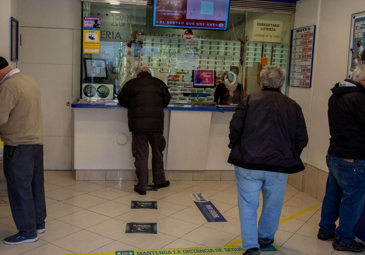 Administración de lotería de Villabona donde se ha vendido el boleto premiado.