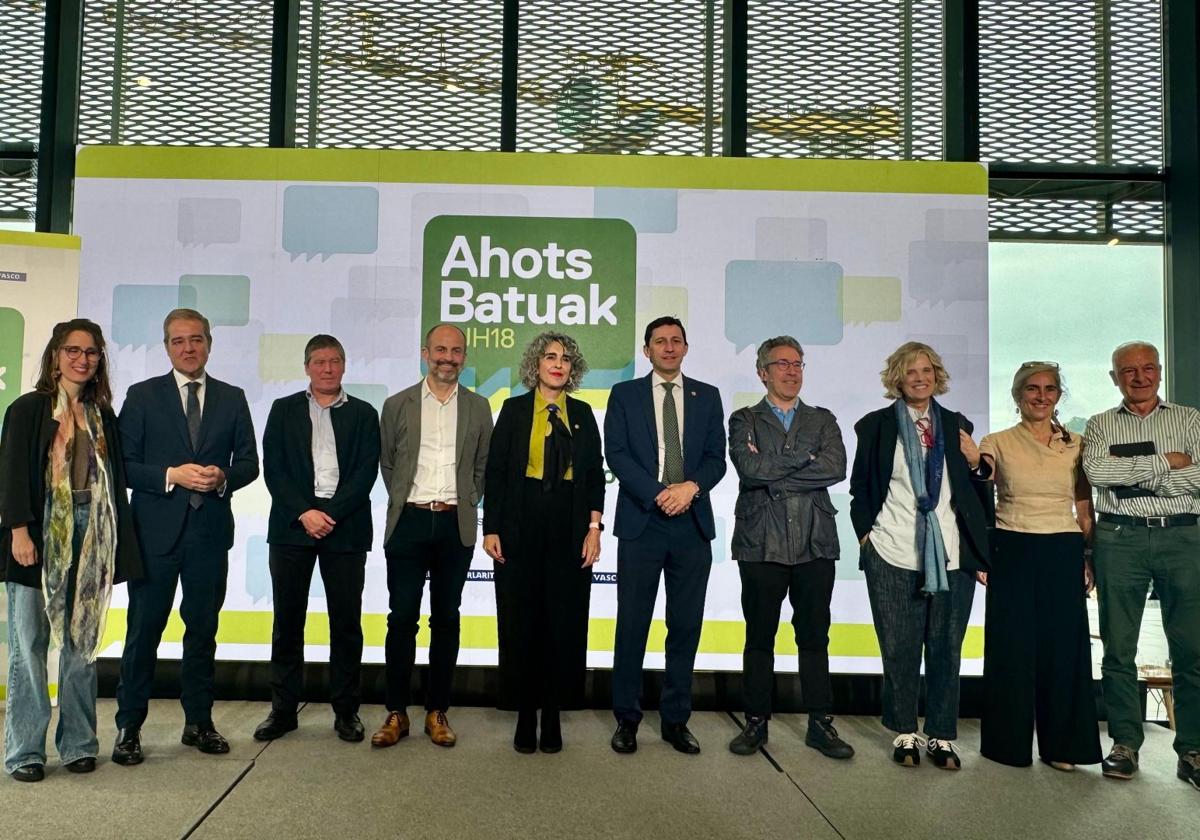 Representantes institucionales y ponentes de la presentación de 'Ahots Batuak' en Tabakalera.