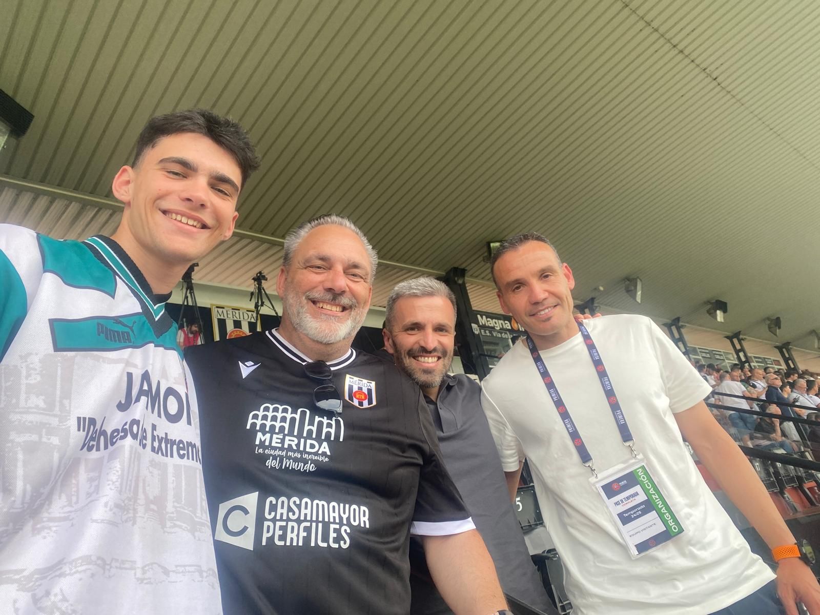 Bretos y Sergio, junto a Miguel Ángel y Daniel, seguidores del Mérida y la Real Sociedad, en el encuentro del domingo entre el Sanse y el cuadro emeritense