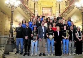 Las jugadoras del Super Amara Bera Bera fueron recibidas el lunes en el Salón de Plenos del Ayuntamiento de Donostia con motivo de la conquista de su décimo campeonato liguero, título con el que completan una temporada triunfal en la que han firmado un nuevo triplete. Al acto asistieron representantes forales y municipales encabezados por Eider Mendoza y Eneko Goia.