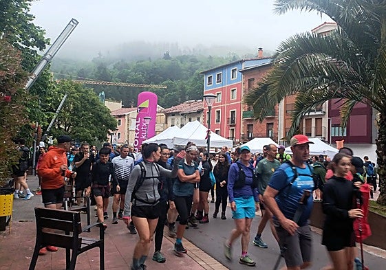Gran ambiente en la salida de la Beitia desde la plaza Areizaga-Kalebarren a las siete de la mañana del domingo.