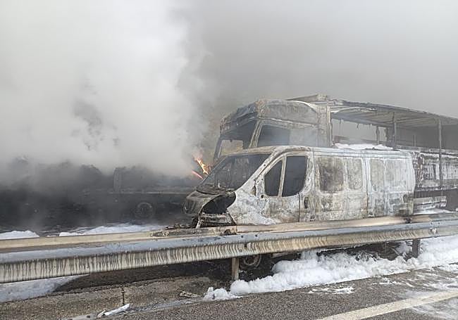 Imagen de la furgoneta y uno de los camiones calcinados.