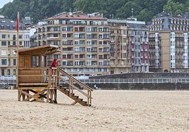 Un socorrista, en su caseta de la Zurriola.