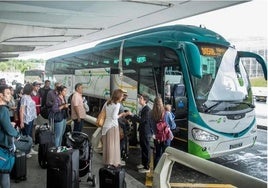 Pasajeros se disponen a subir a un bus con destino Donostia en el aeropuero de Loiu.