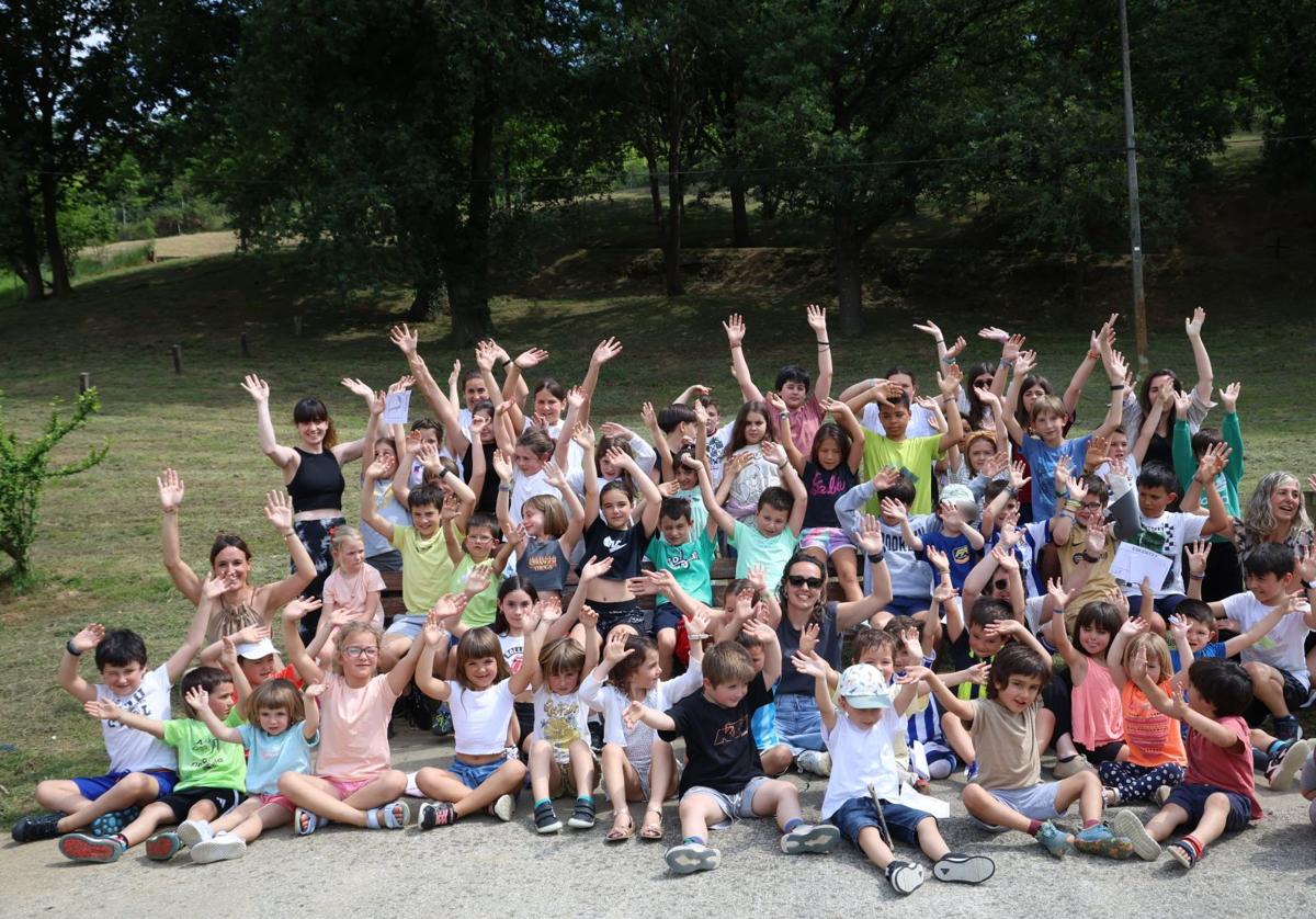 Alumnos y profesores de la eskola txikia de Ezkio-Itsaso, centro de la red que más ha crecido en diez años.