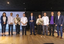 HomeAutoridades, homenajeados y organizadores en el evento celebrado en el Museo Balenciaga.