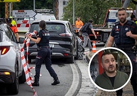 El vehículo de los sospechosos, estrellado contra una farola en la rotonda de Altamira.