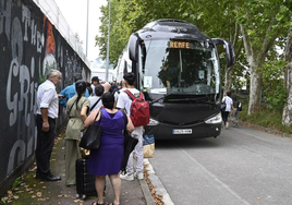Pasajeros se suben a un bus habilitado por Renfe durante el corte del verano anterior.
