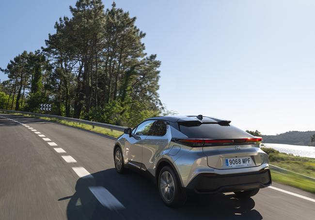 La novedosa función de» geofencing» en el Toyota C-HR Plug-in hace que pase automáticamente a modo eléctrico cuando el vehículo entre en una zona de bajas emisiones (ZBE), optimizando el uso de la batería a lo largo del trayecto (si se está utilizando el sistema de navegación, y hay suficiente carga disponible en la batería).