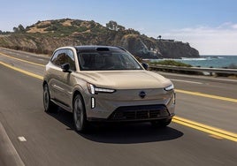 Está disponible con 279 cv en tracción trasera y con 408 o 517 CV, con tracción total. Tiene una autonomía de 620 km que puede ampliarse hasta los 800 km en ciclo urbano.