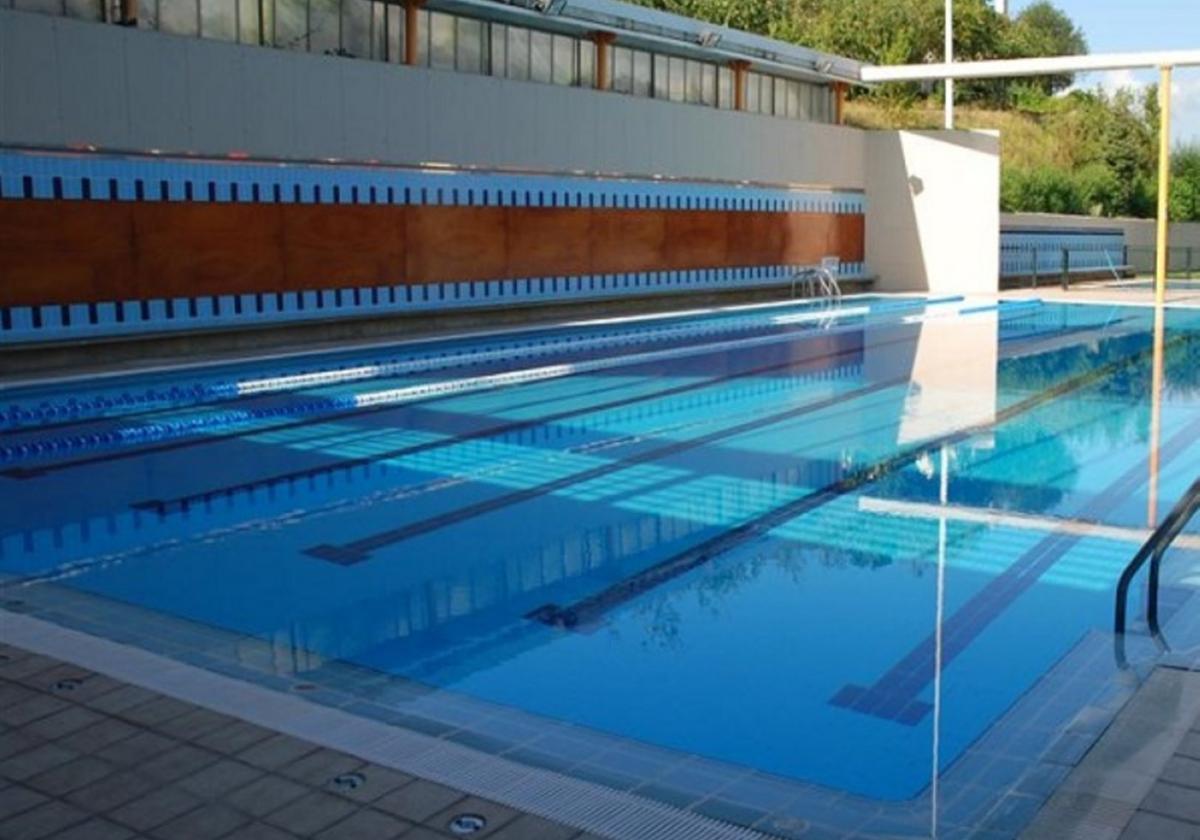 Imagen de la piscina grande llena de agua lista para ser utilizada por los usuarios.