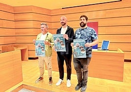 Enrique Montero, Banda de Txistularis, el alcalde Jon Iraola y el edil Andoni Zabala presentan el programa.