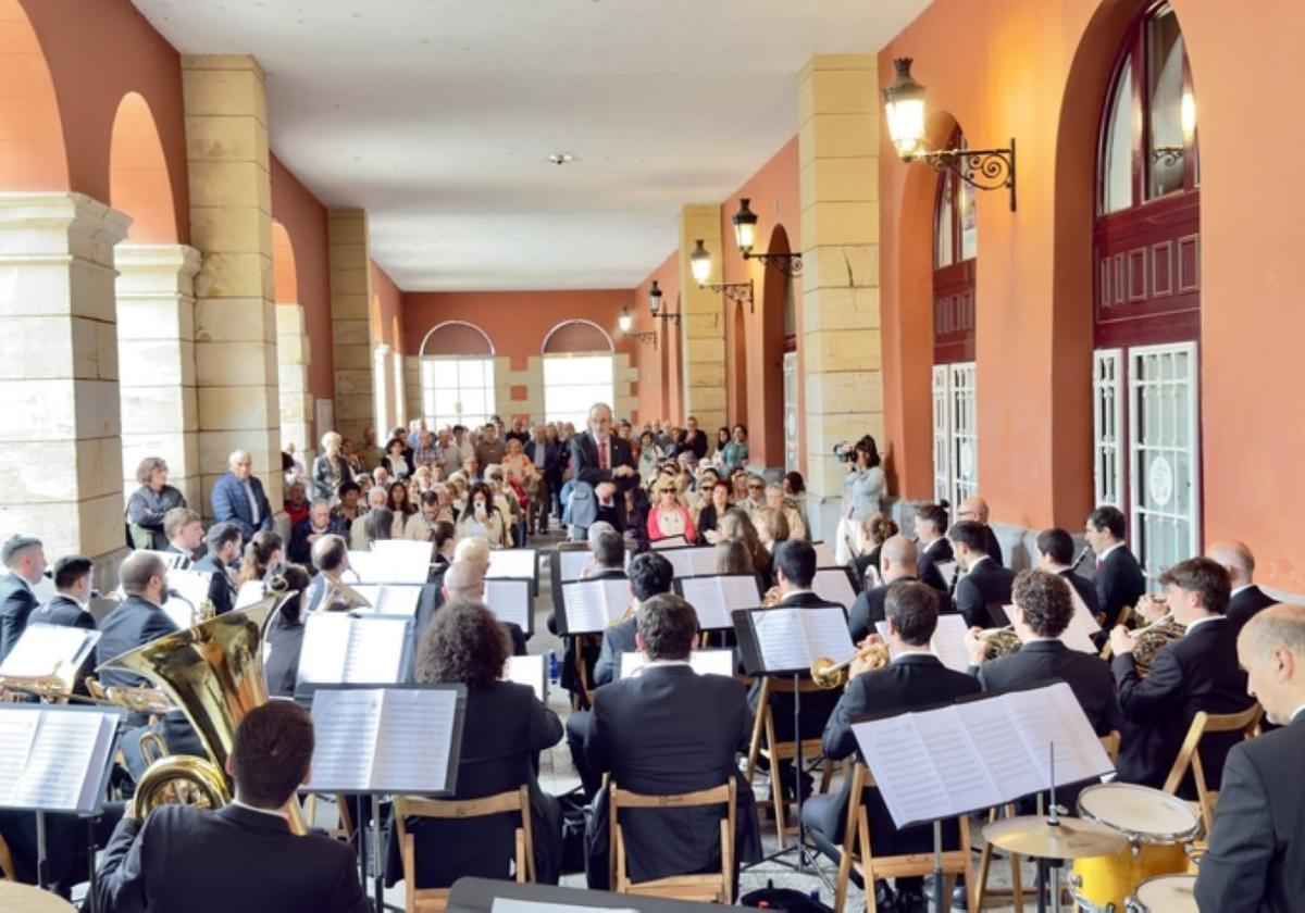 El público fiel de la Banda solicitó más sillas para presenciar el concierto.