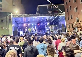 El concierto de Buen Castigo, tributo de Fito & Fitipaldis contó con una gran asistencia dejando las calles de Eibar vacías.