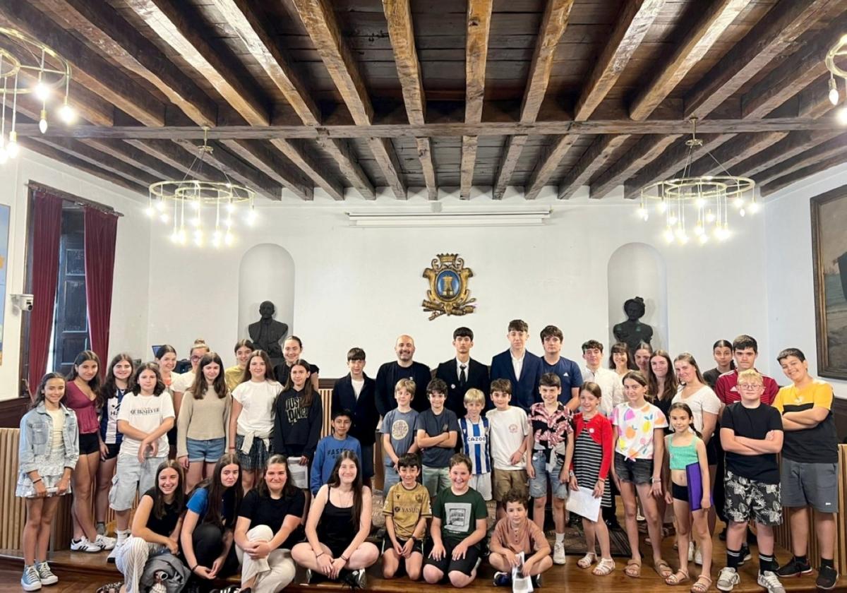 Alumnos de Jakintza Ikastola y Oianguren ikastetxea que presentaron sus propuestas en el Ayuntamiento.