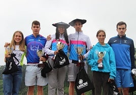 El podio de la prueba de triatlón de Mutriku.