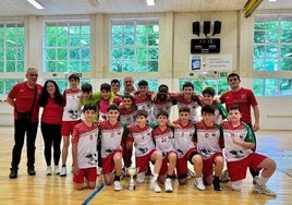 Equipo infantil masculino de balonmano que se ha hecho con la Copa.