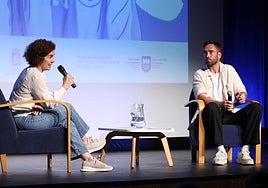 Nekane Azuabarrena y Zuhaitz Gurrutxaga, durante la charla en Lugaritz Kultur Etxea.