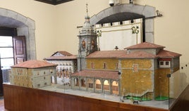 Vista general de la maqueta que recrea el conjunto monumental de Kalegoen Plaza, en su nueva ubicación del salón de Plenos.