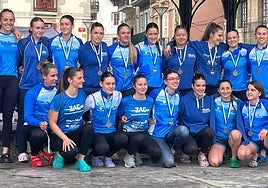 Enbatako neskak Orioko plazan brontzezko dominak soinean dituztela. Bermeon Euskadikoa dute orain.