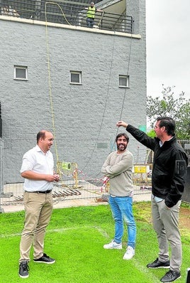 Gorka Álvarez, Borja Olazabal e Igor Emery en la obra del ascensor.